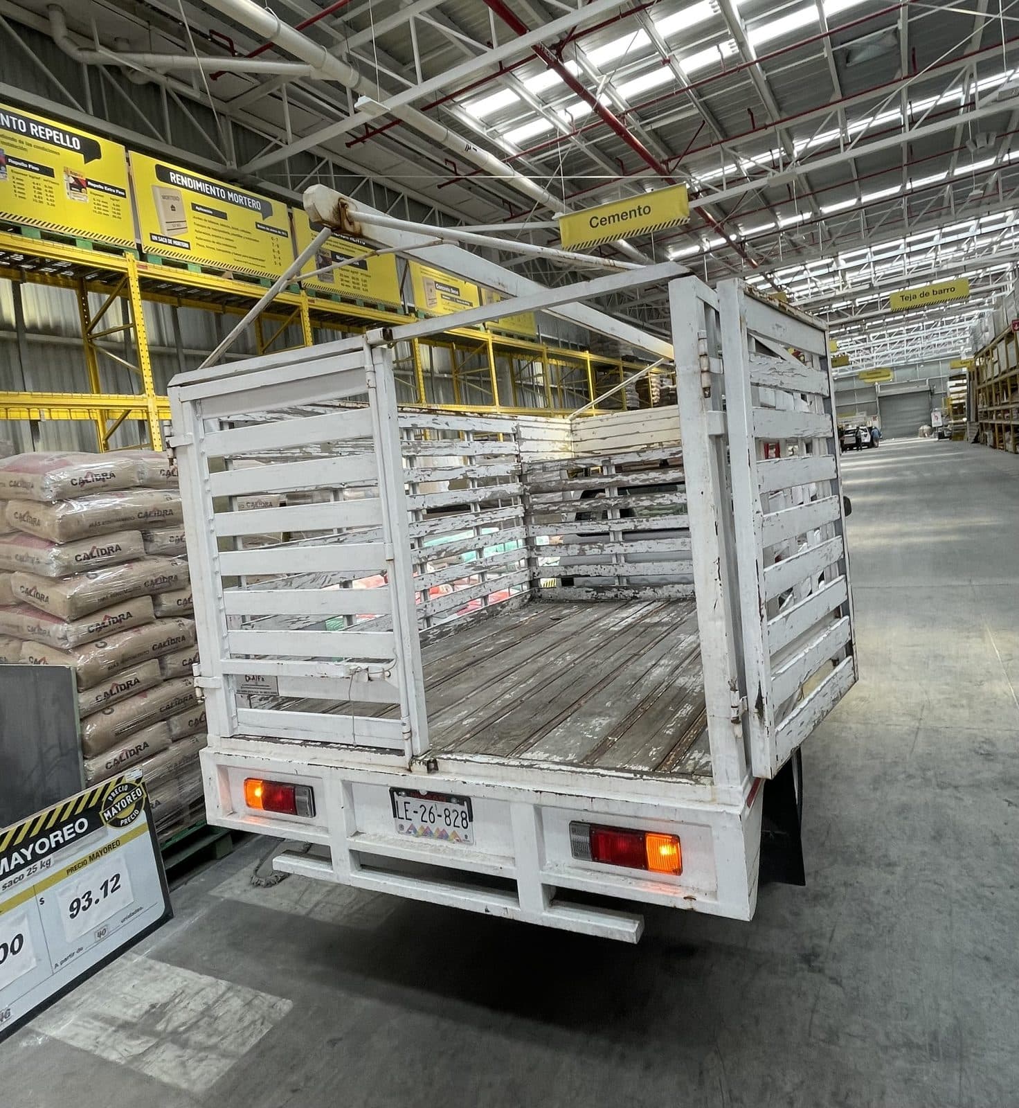Plataforma de redilas vacía lista para carga